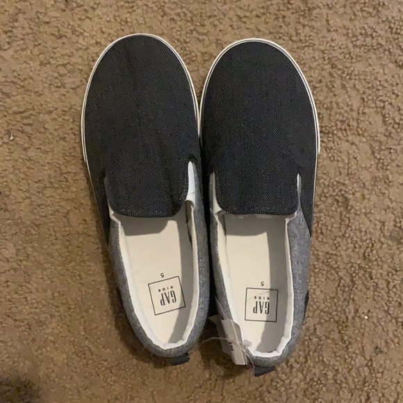 GAP NWT Grey slip on shoes - Picture 1 of 3
